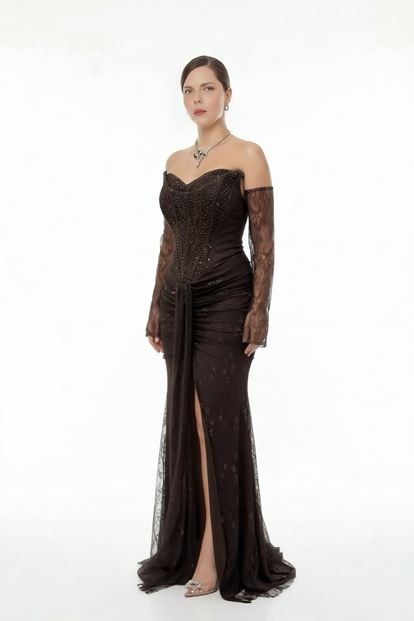 فستان سهرة بني اللون مطرز بالخرز والدانتيل بمقاسات كبيرة